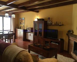 Living room of Single-family semi-detached for sale in Valverde de la Virgen  with Terrace and Balcony