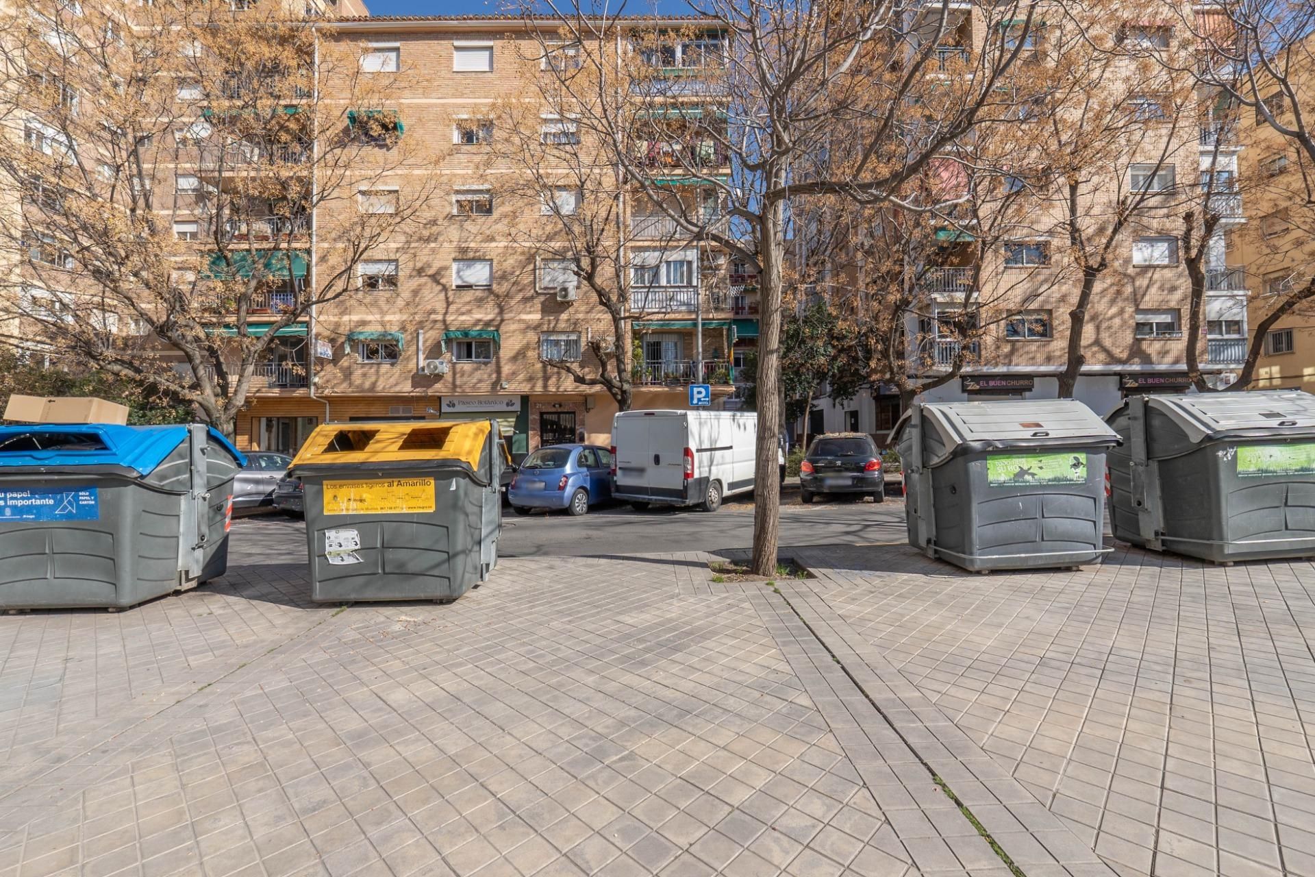 Vista exterior de Pis en venda en  Granada Capital amb Aire condicionat, Terrassa i Balcó