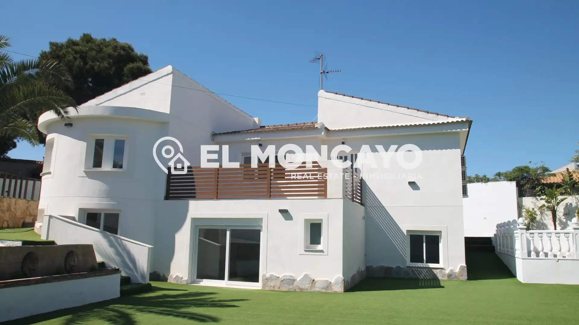 Vista exterior de Casa o xalet en venda en Torrevieja amb Aire condicionat, Jardí privat i Terrassa