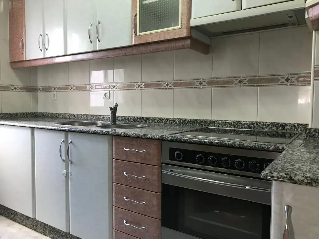 Cuina de Apartament en venda en Ponferrada amb Calefacció, Traster i Moblat