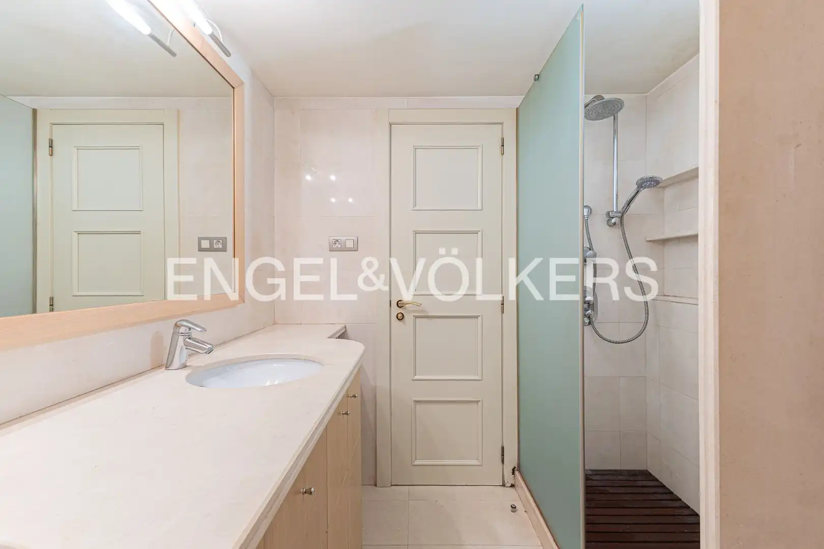 Bathroom of Flat for sale in Barcelona  with Air Conditioner, Heating and Private garden