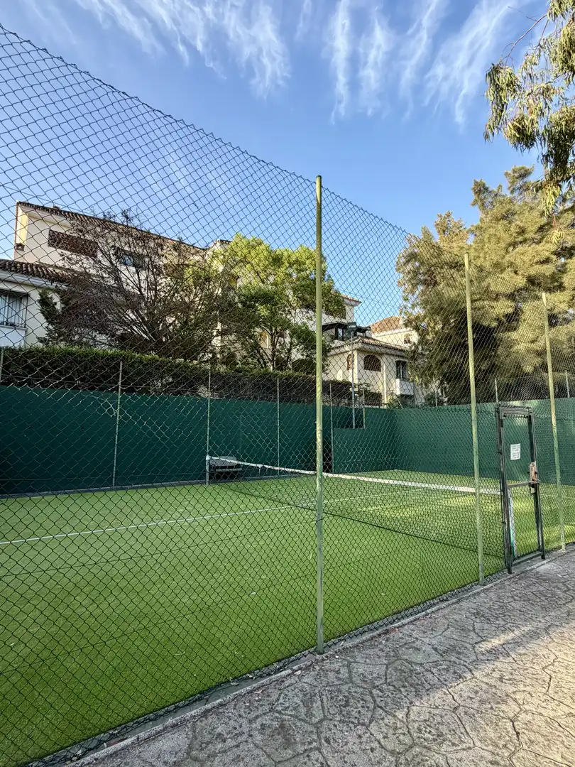 Vista exterior de Apartament de lloguer en Marbella amb Aire condicionat, Terrassa i Piscina