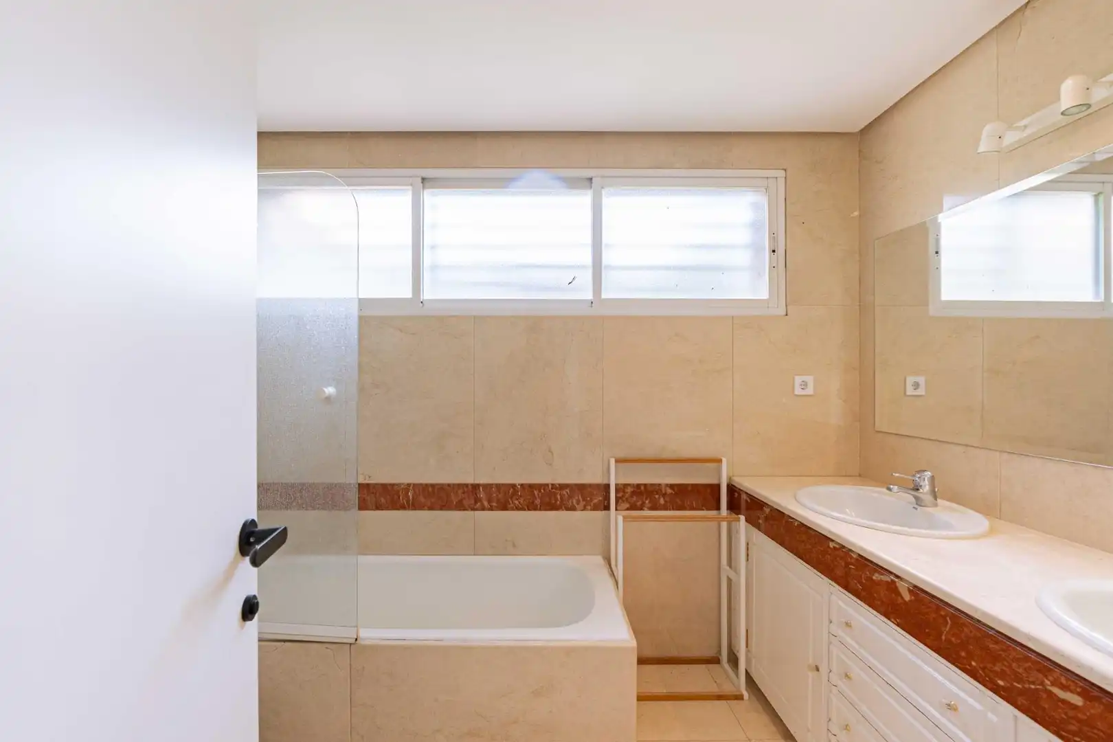 Badezimmer von Einfamilien-Reihenhaus zur Miete in Boadilla del Monte mit Klimaanlage, Heizung und Privatgarten