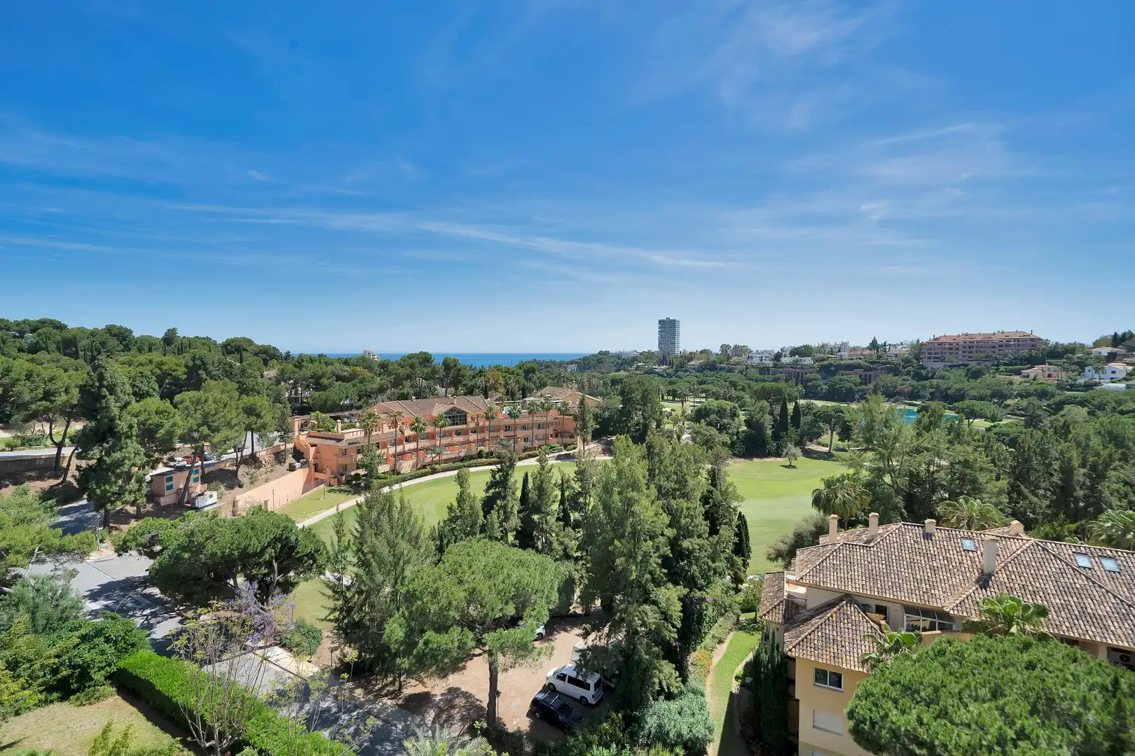 Vista exterior de Àtic de lloguer en Marbella amb Jardí privat i Piscina comunitària