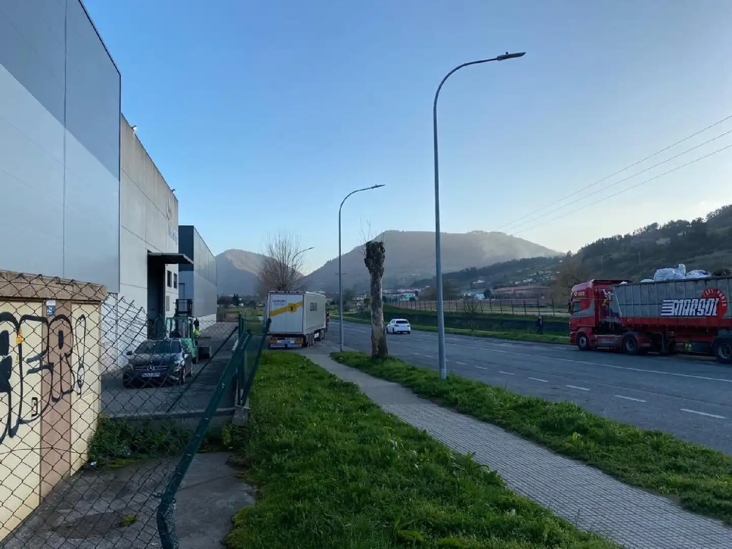 Vista exterior de Nau industrial en venda en Los Corrales de Buelna 