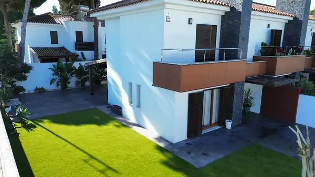 Vista exterior de Casa adosada en venda en Chiclana de la Frontera amb Jardí privat, Terrassa i Traster