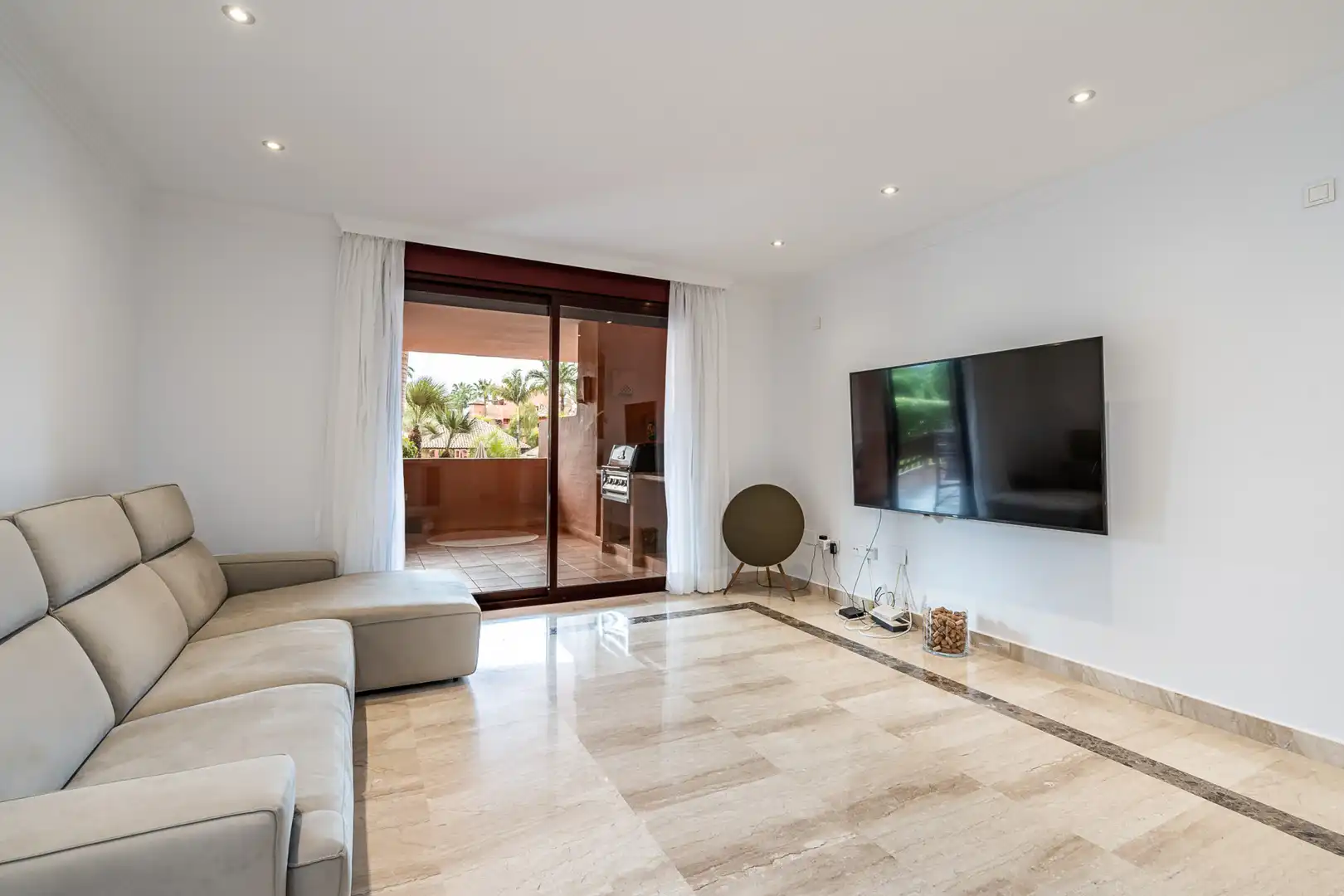 Sala de estar de Planta baja en venta en Estepona con Aire acondicionado, Terraza y Piscina