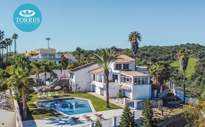 Vista exterior de Casa o xalet en venda en Estepona amb Aire condicionat, Terrassa i Piscina