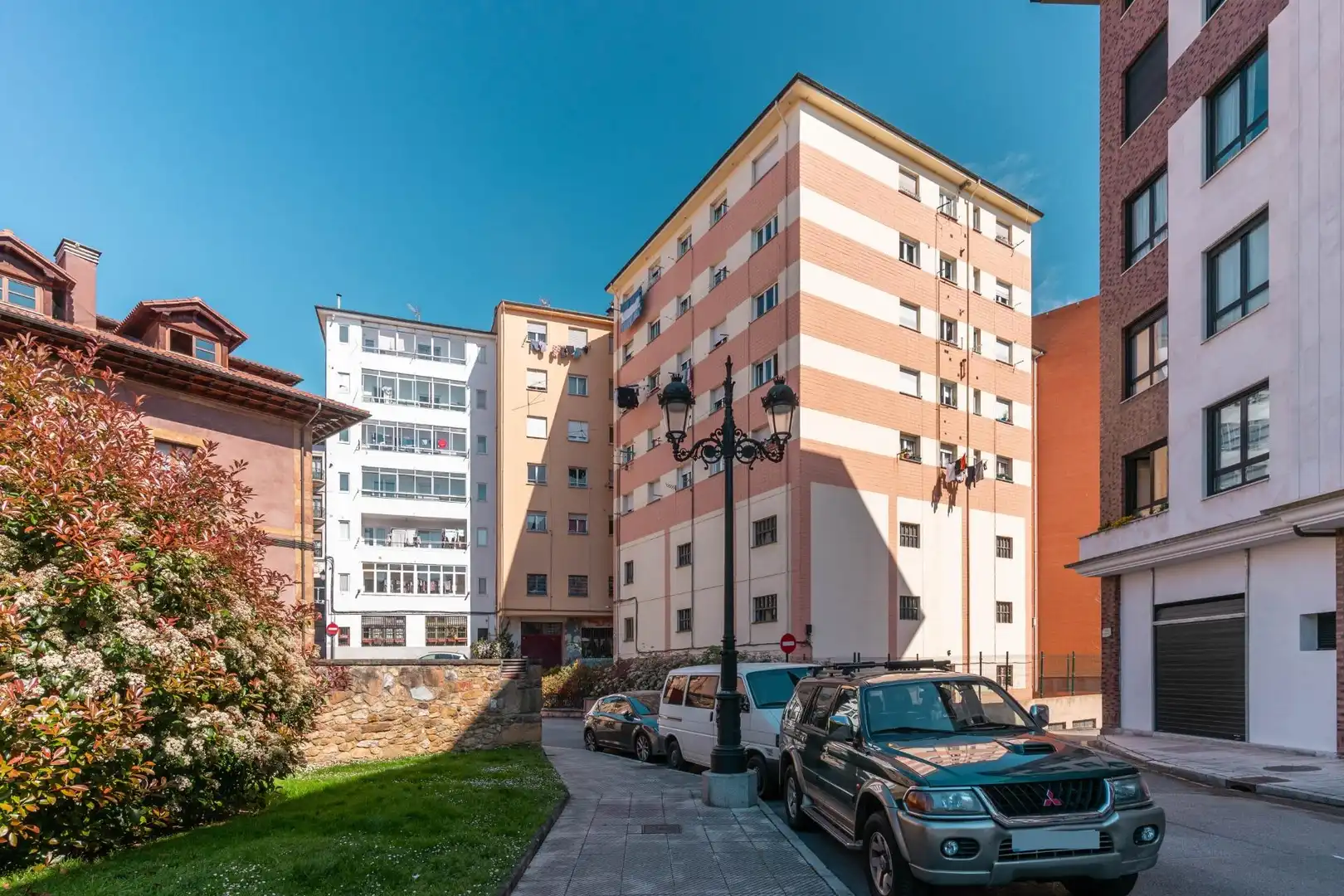 Vista exterior de Pis en venda en Oviedo  amb Calefacció, Moblat i Balcó