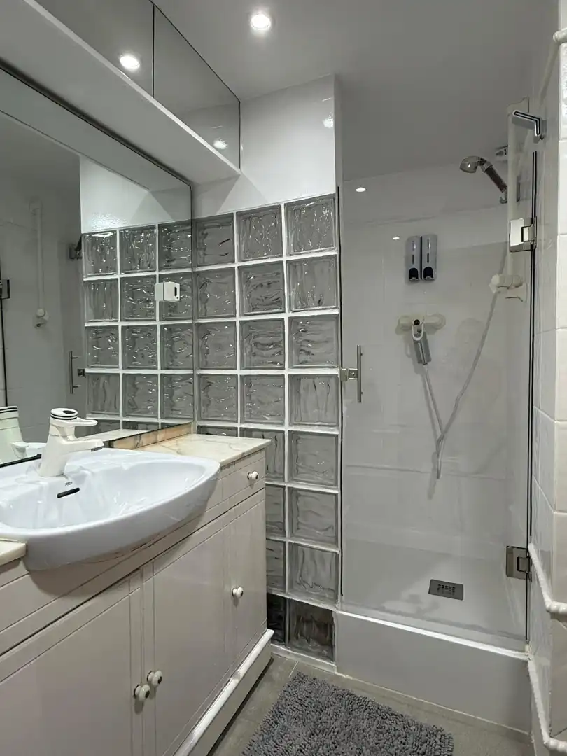 Baño de Piso en venta en Valencia con Aire acondicionado, Terraza y Amueblado