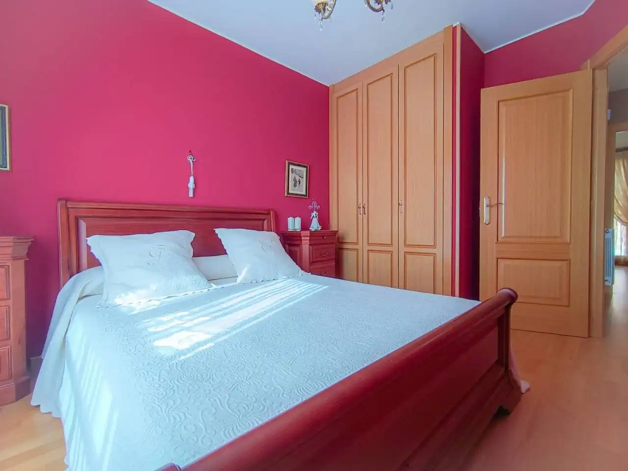 Dormitori de Casa o xalet en venda en Burgos amb Calefacció, Jardí privat i Parquet