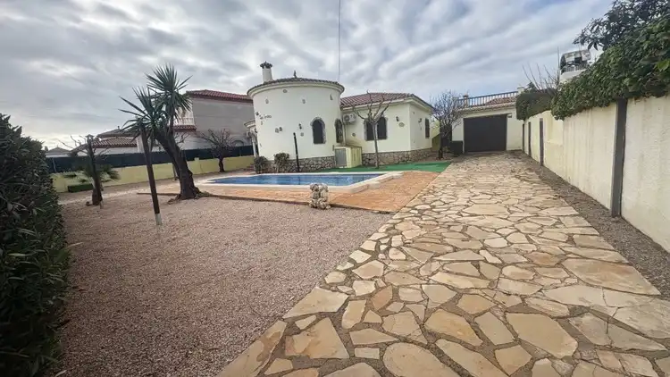 Chalet con piscina en venta en Miami Platja