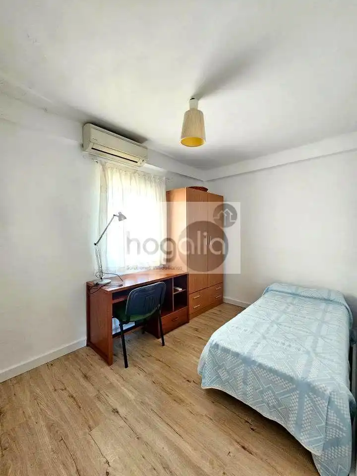 Bedroom of Flat for rent in Sevilla  with Air Conditioner, Terrace and Furnished