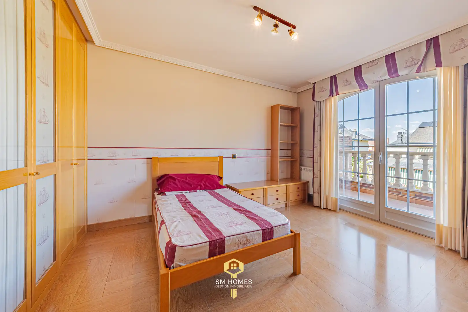 Habitación de Casa adosada en venta en Coslada con Calefacción, Jardín privado y Terraza