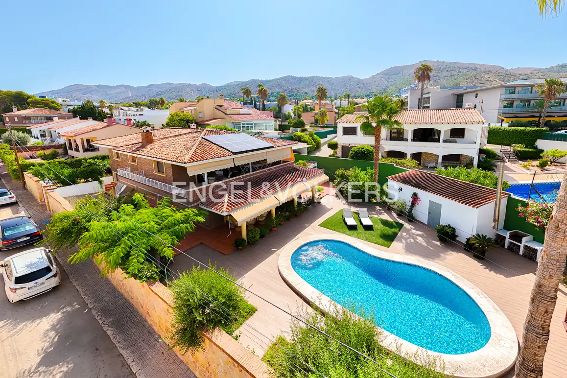 Vista exterior de Casa o chalet en venta en Benidorm con Aire acondicionado, Jardín privado y Piscina