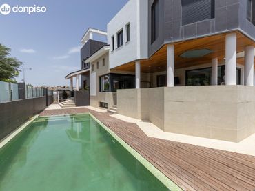 Villa con piscina in vendita a Urbanizacion EL CARMELO