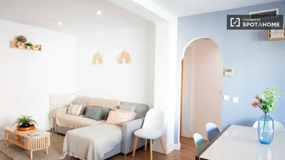 Living room of Flat for rent in Madrid  with Air Conditioner, Heating and Furnished