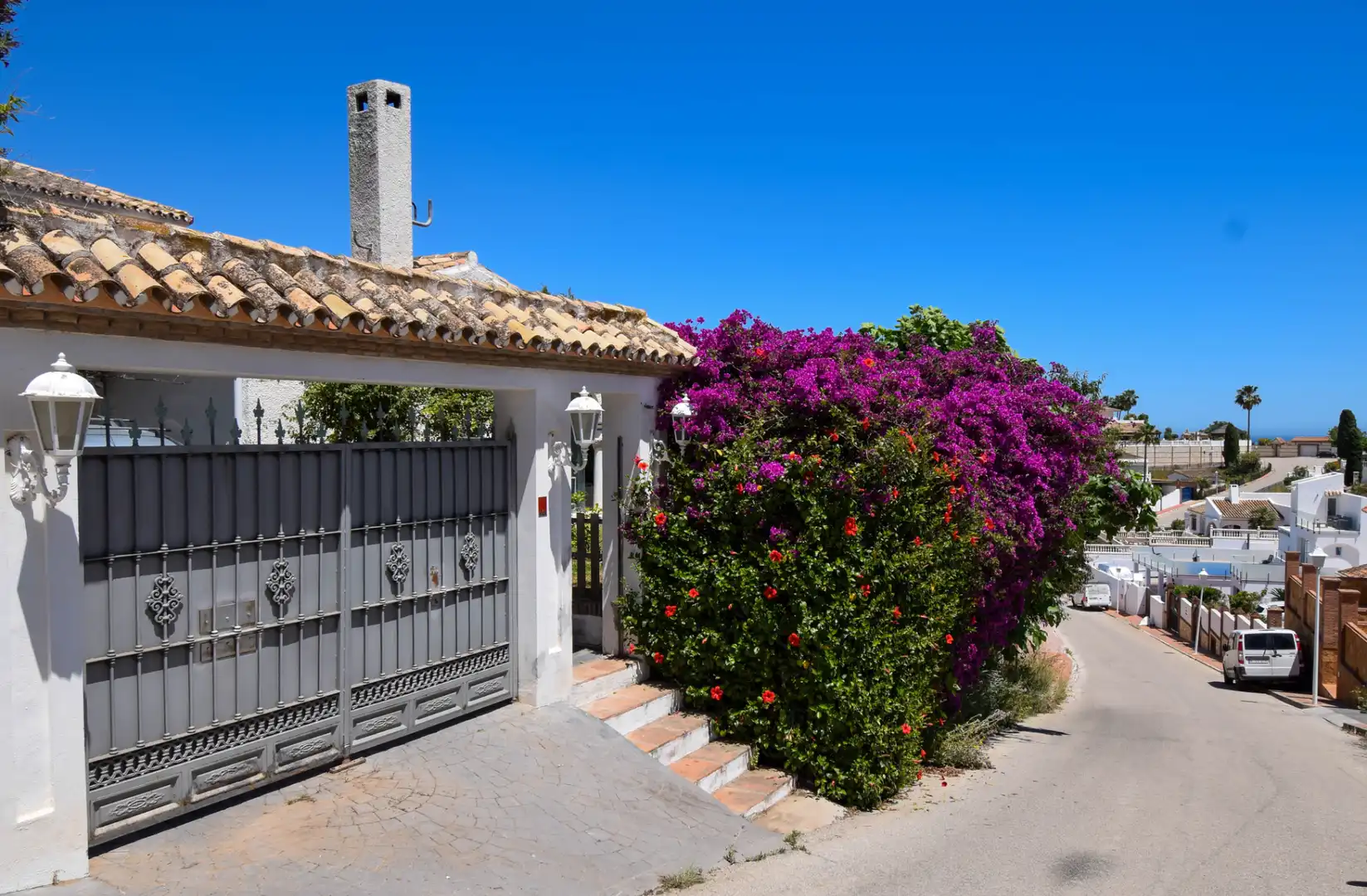 Vista exterior de Casa o xalet en venda en Mijas amb Aire condicionat, Jardí privat i Terrassa