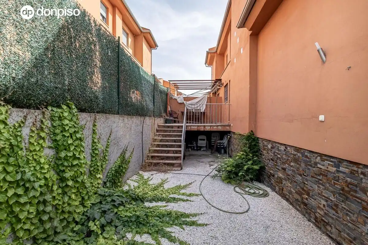 Terraza de Casa adosada en venta en Jun con Calefacción, Terraza y Trastero