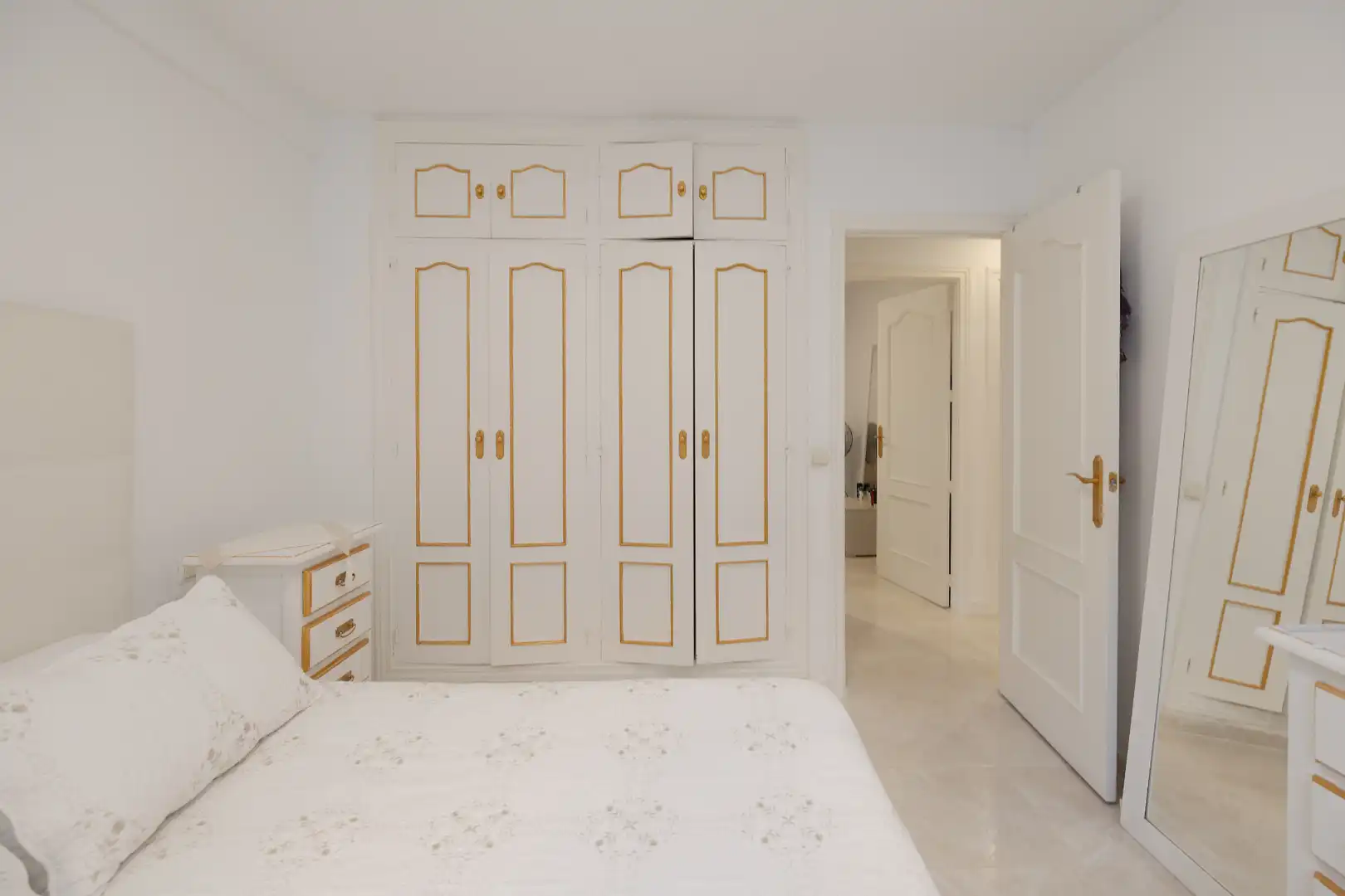 Habitación de Planta baja en venta en Marbella con Terraza y Piscina comunitaria