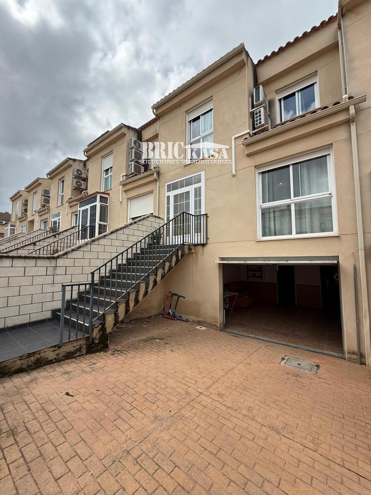 Exterior view of Single-family semi-detached for sale in Cáceres Capital  with Air Conditioner, Heating and Private garden