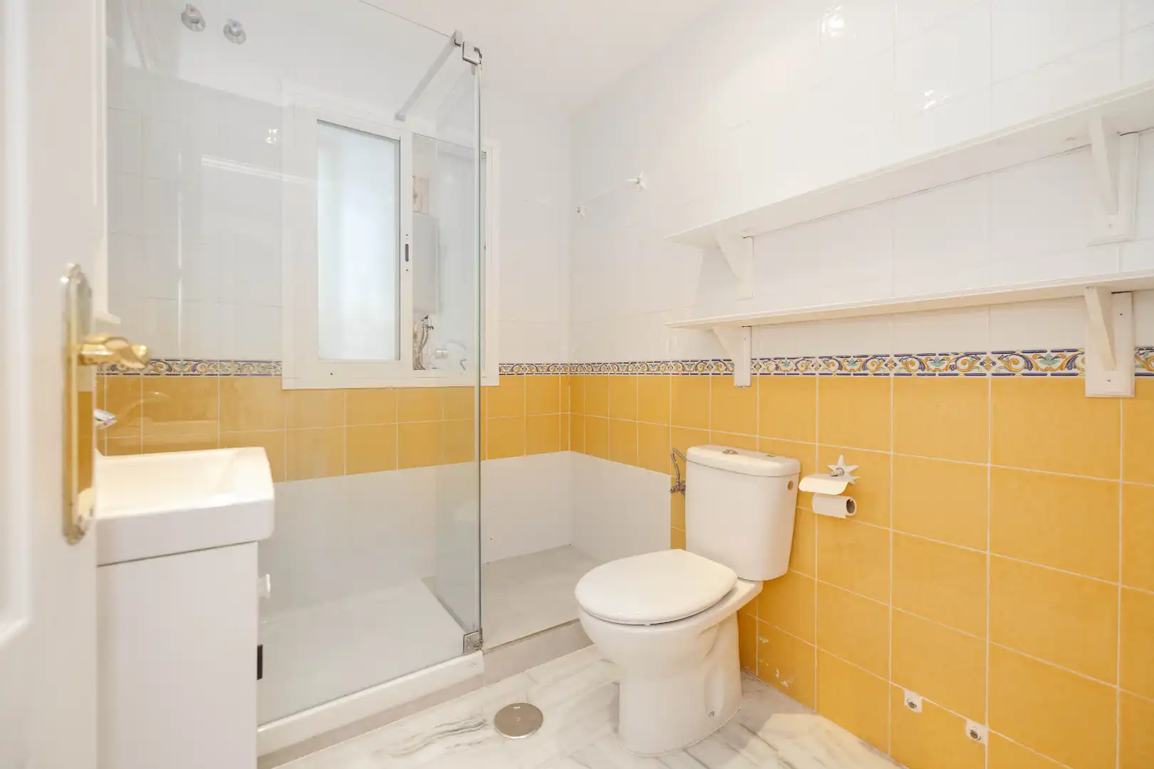 Badezimmer von Wohnung zum Verkauf in Marbella mit Klimaanlage, Heizung und Terrasse