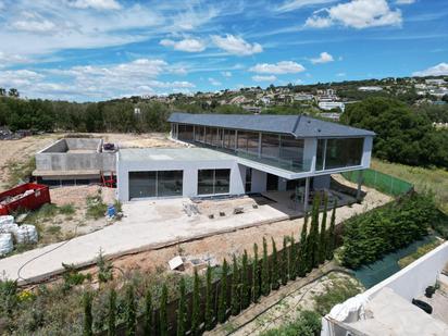 Vista exterior de Casa o xalet en venda en Sotogrande amb Aire condicionat, Calefacció i Jardí privat