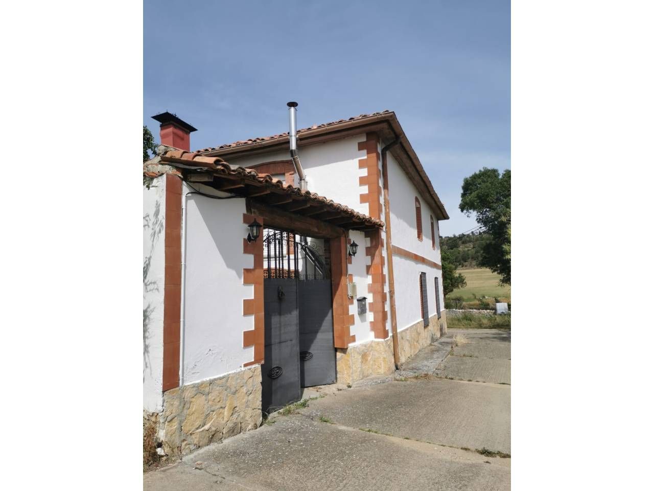 Vista exterior de Finca rústica en venda en Aguilar de Campoo amb Calefacció, Terrassa i Moblat