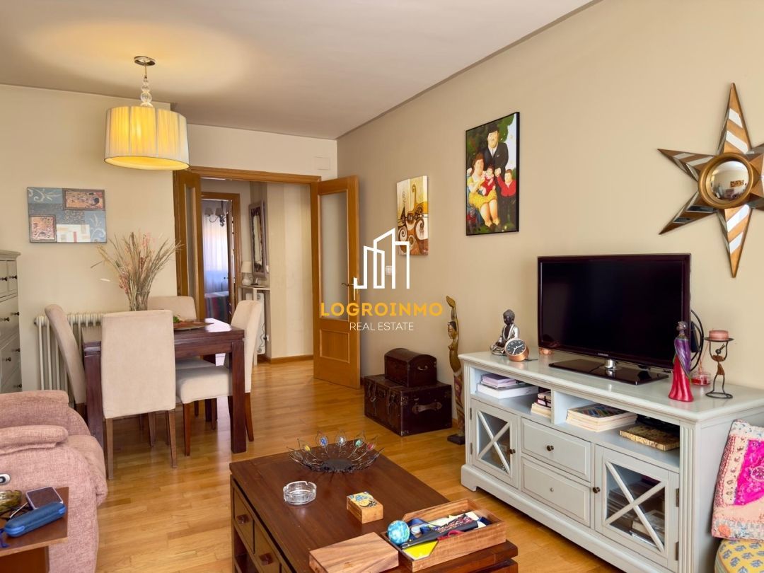 Sala de estar de Piso en venta en Lardero con Calefacción, Trastero y Balcón