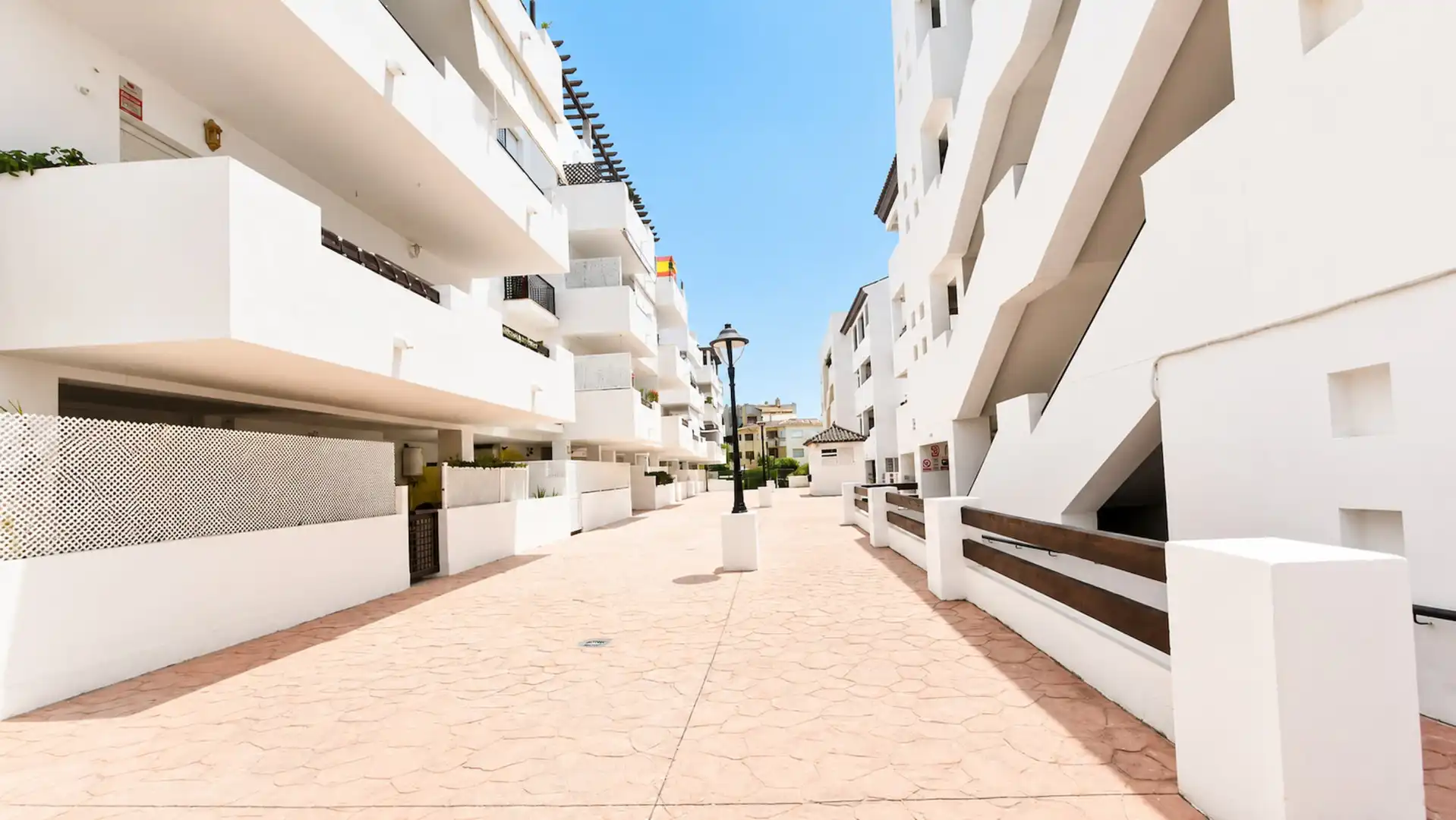 Vista exterior de Apartament en venda en Manilva amb Terrassa, Piscina i Moblat