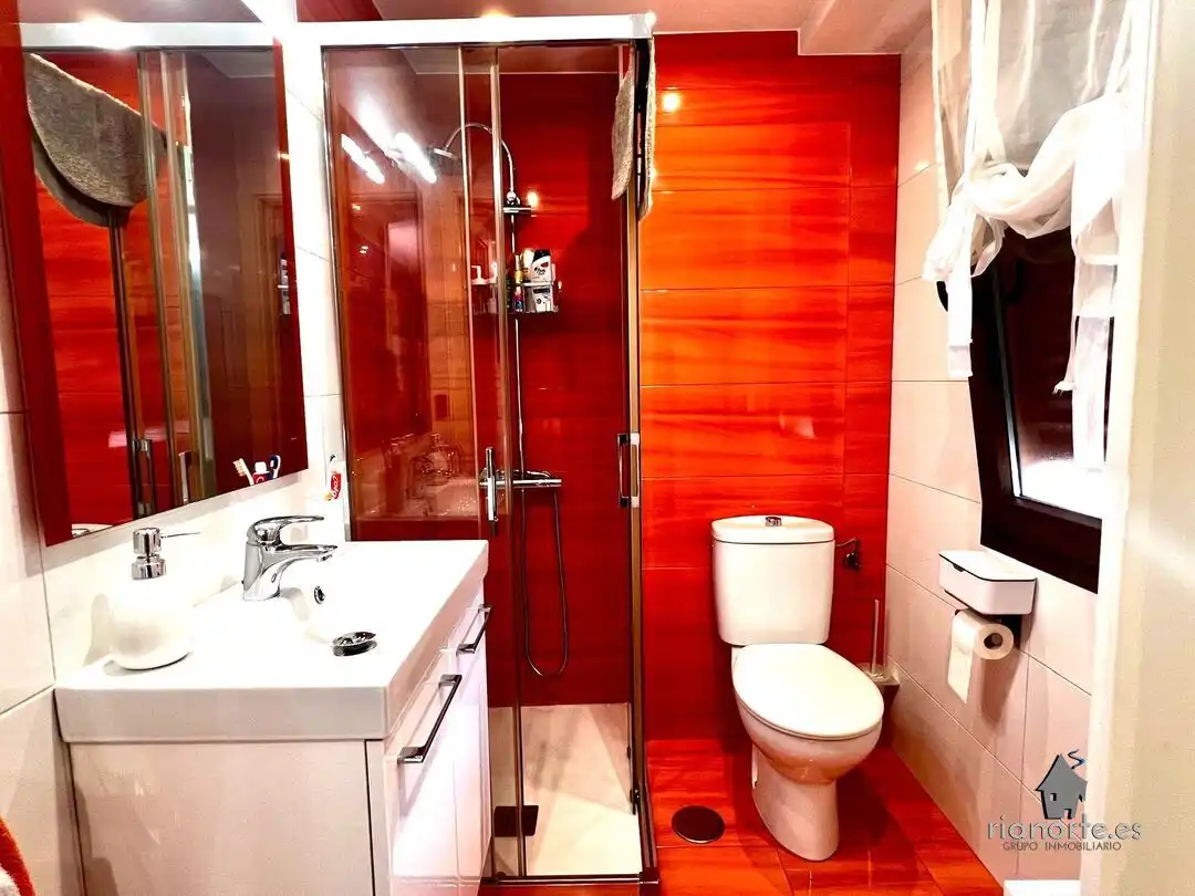 Badezimmer von Dachboden zum Verkauf in Langreo mit Heizung, Terrasse und Abstellraum