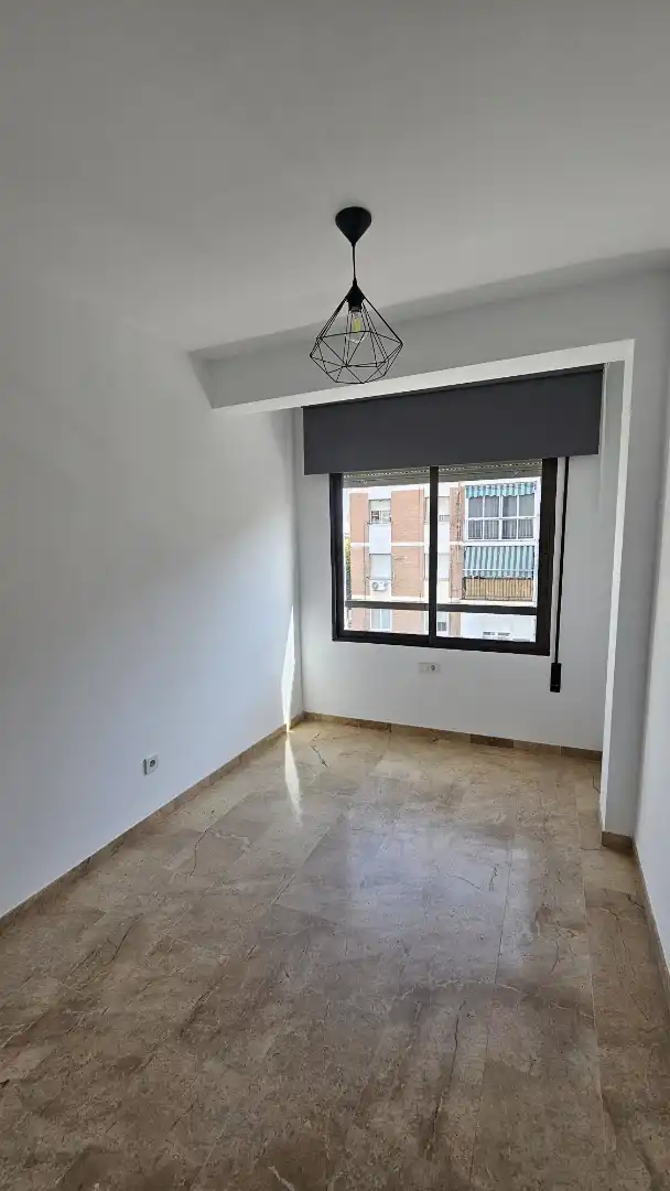 Schlafzimmer von Wohnung zur Miete in Córdoba mit Klimaanlage, Privatgarten und Möbliert