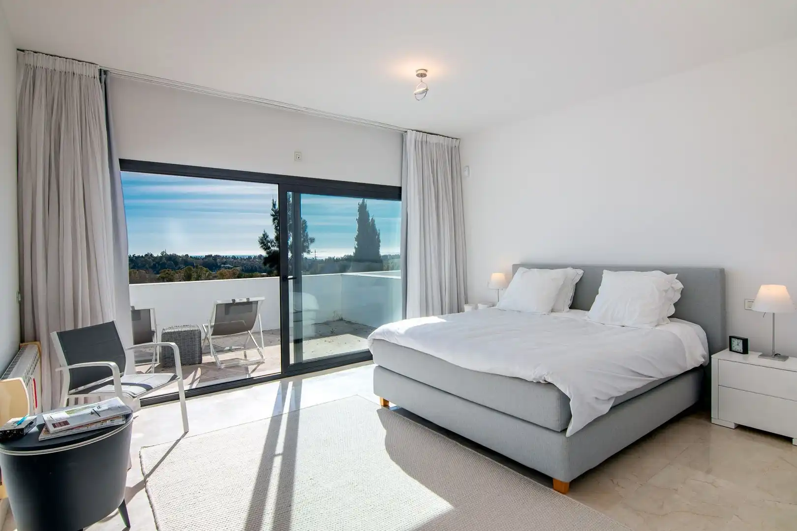 Dormitori de Casa o xalet de lloguer en Estepona amb Aire condicionat, Jardí privat i Terrassa
