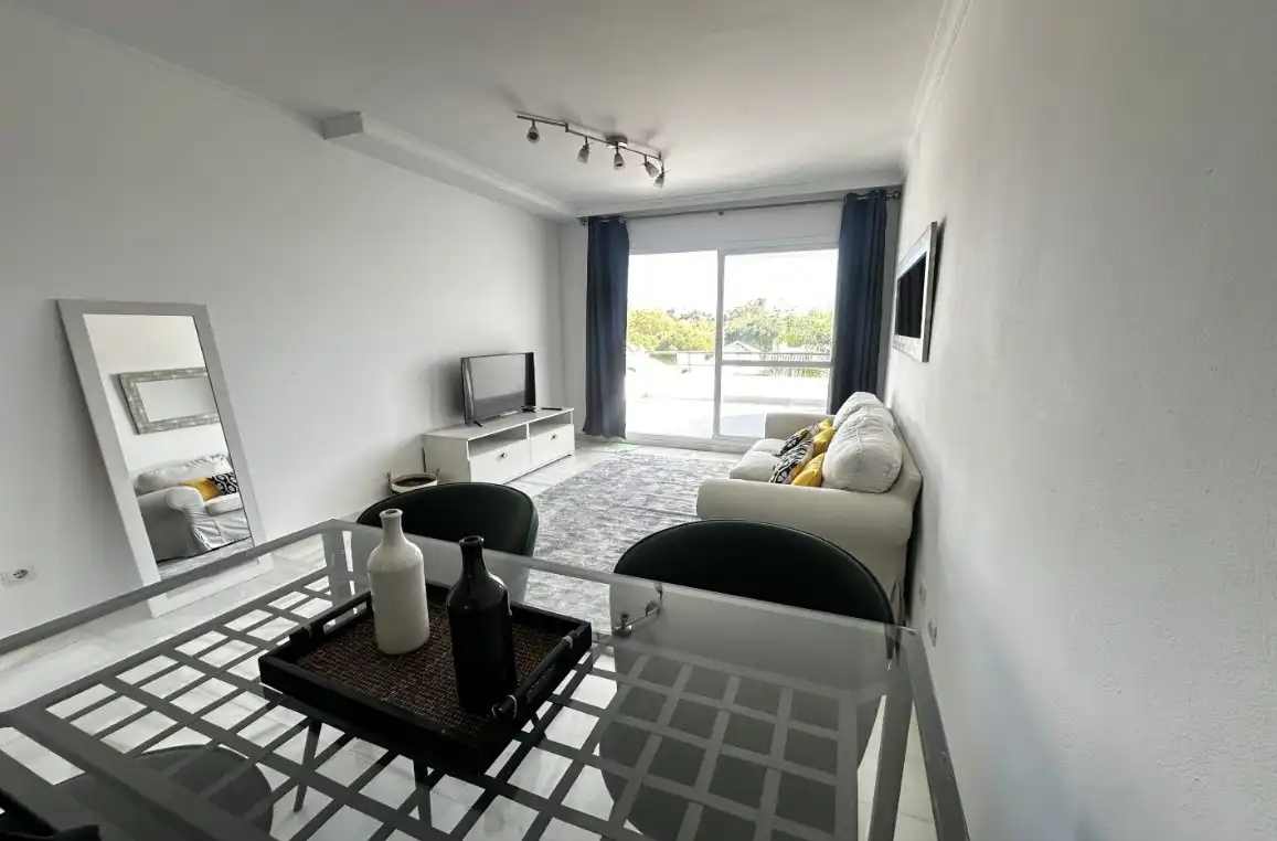 Wohnzimmer von Wohnungen zum Verkauf in Marbella mit Klimaanlage, Privatgarten und Terrasse