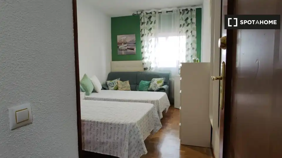 Habitación de Piso de alquiler en Alcalá de Henares con Aire acondicionado, Calefacción y Amueblado