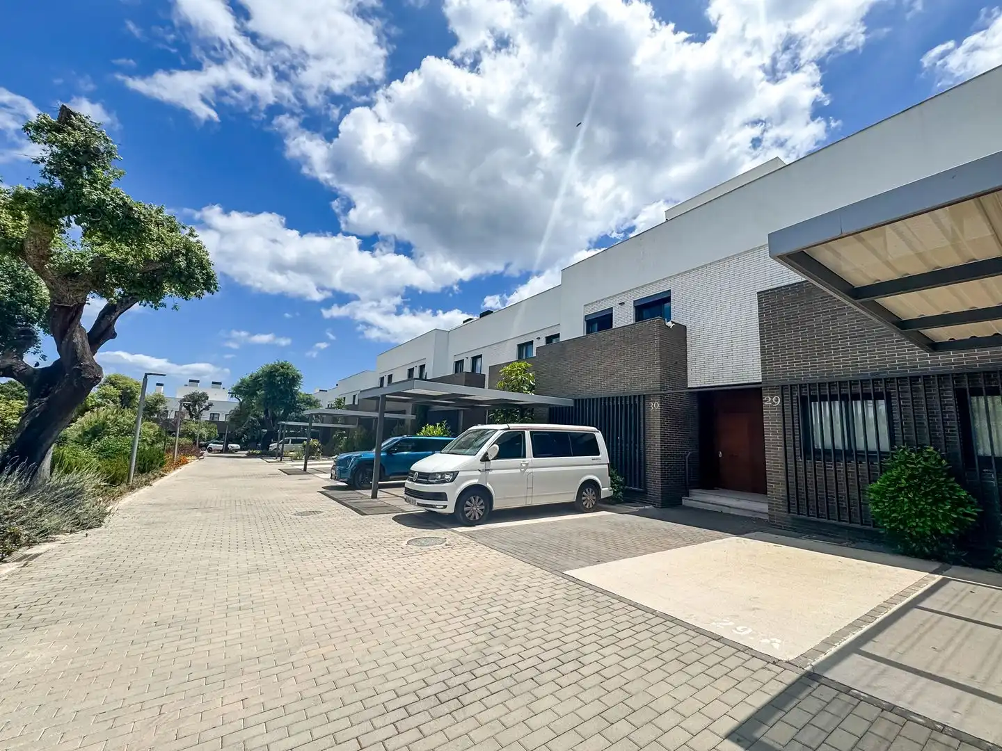 Vista exterior de Casa adosada en venda en Sotogrande amb Aire condicionat, Calefacció i Jardí privat