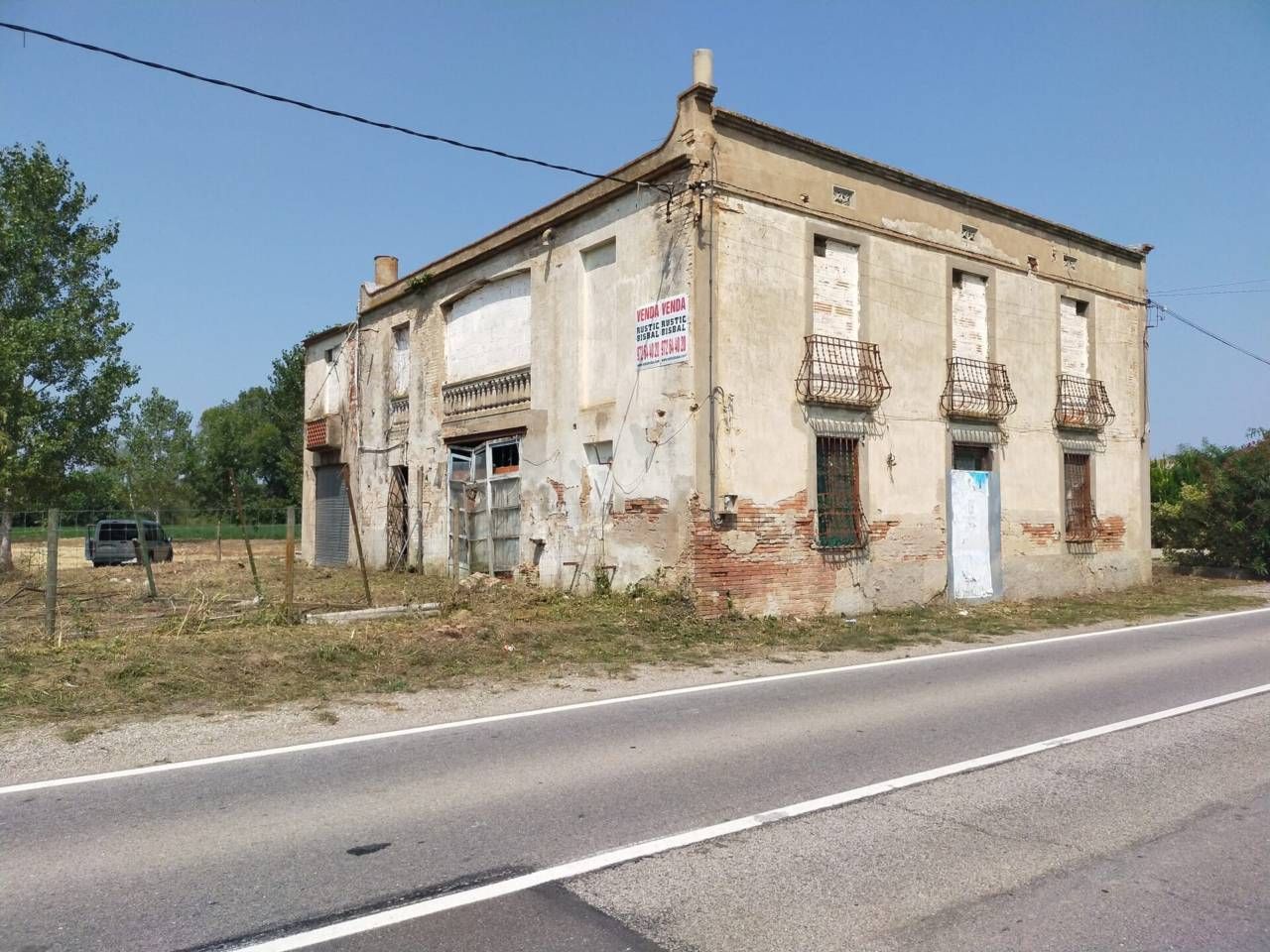 Vista exterior de Finca rústica en venda en Verges amb Jardí privat