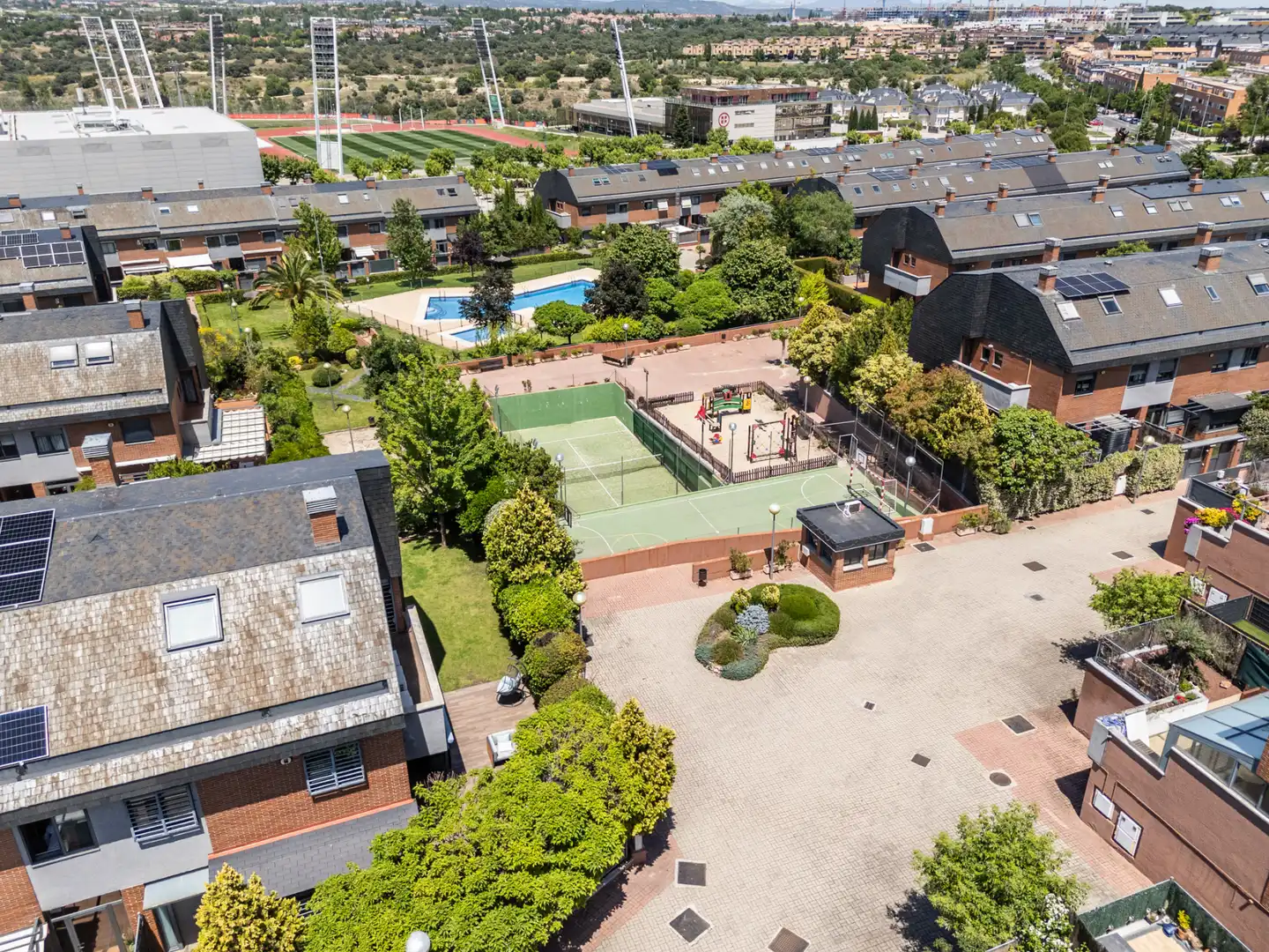 Vista exterior de Casa o xalet en venda en Las Rozas de Madrid amb Aire condicionat, Calefacció i Jardí privat