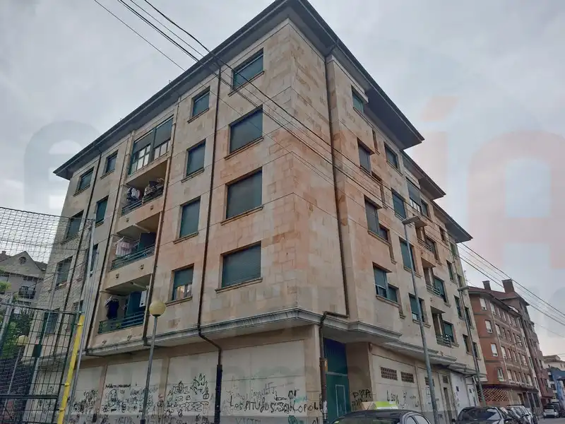 Vista exterior de Pis en venda en Siero amb Calefacció i Parquet