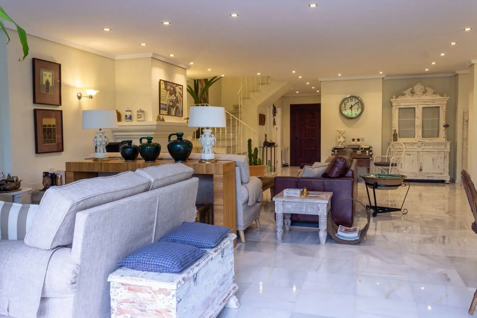 Sala d'estar de Casa adosada en venda en Marbella amb Aire condicionat, Jardí privat i Moblat