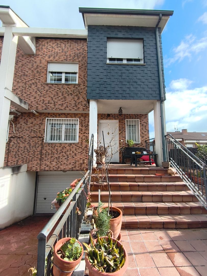 Vista exterior de Casa adosada en venta en Valdemoro con Aire acondicionado, Calefacción y Jardín privado