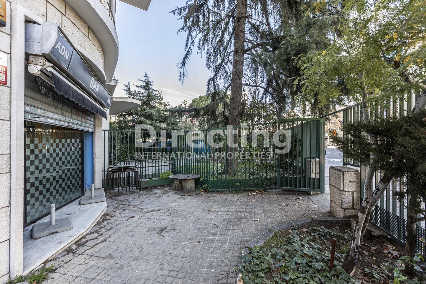 Vista exterior de Local en venta en  Madrid Capital