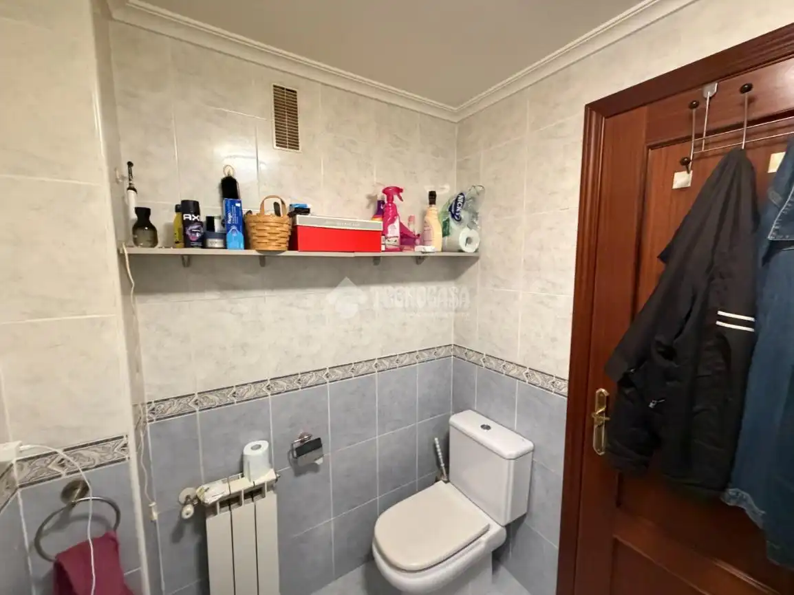 Baño de Piso en venta en Santander con Calefacción, Trastero y Amueblado