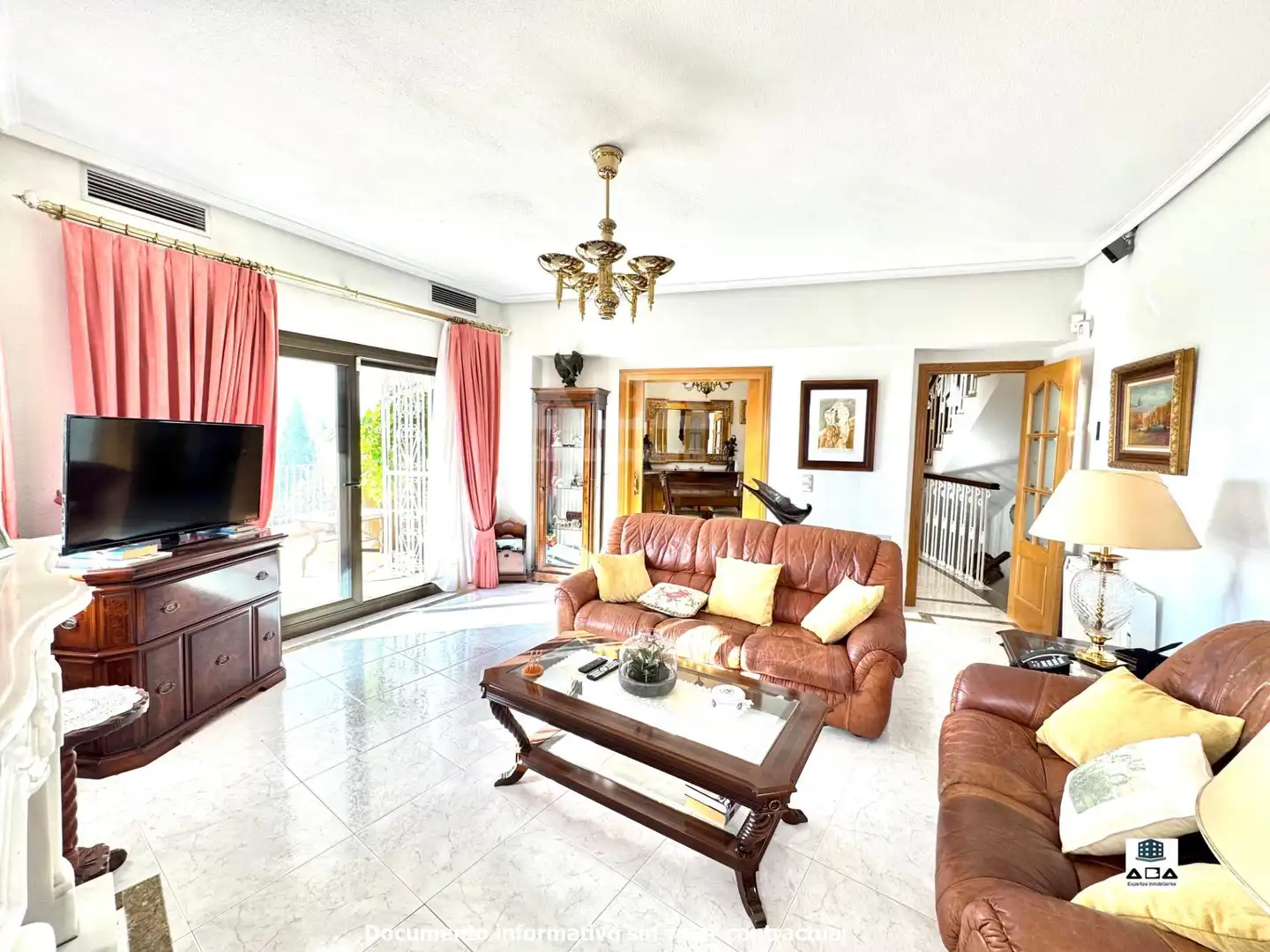 Sala de estar de Casa o chalet en venta en Poyales del Hoyo con Aire acondicionado, Calefacción y Jardín privado