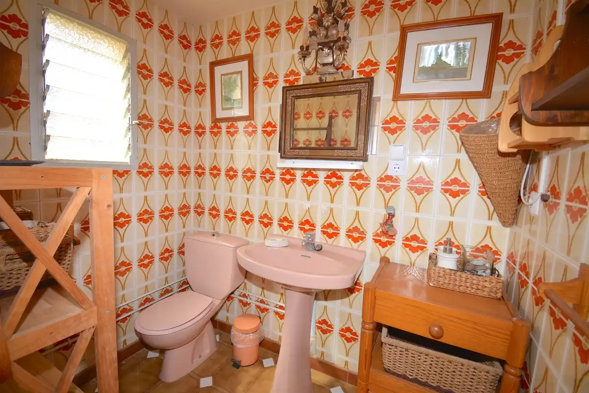 Badezimmer von Haus oder Chalet zum Verkauf in Dénia mit Klimaanlage, Heizung und Privatgarten