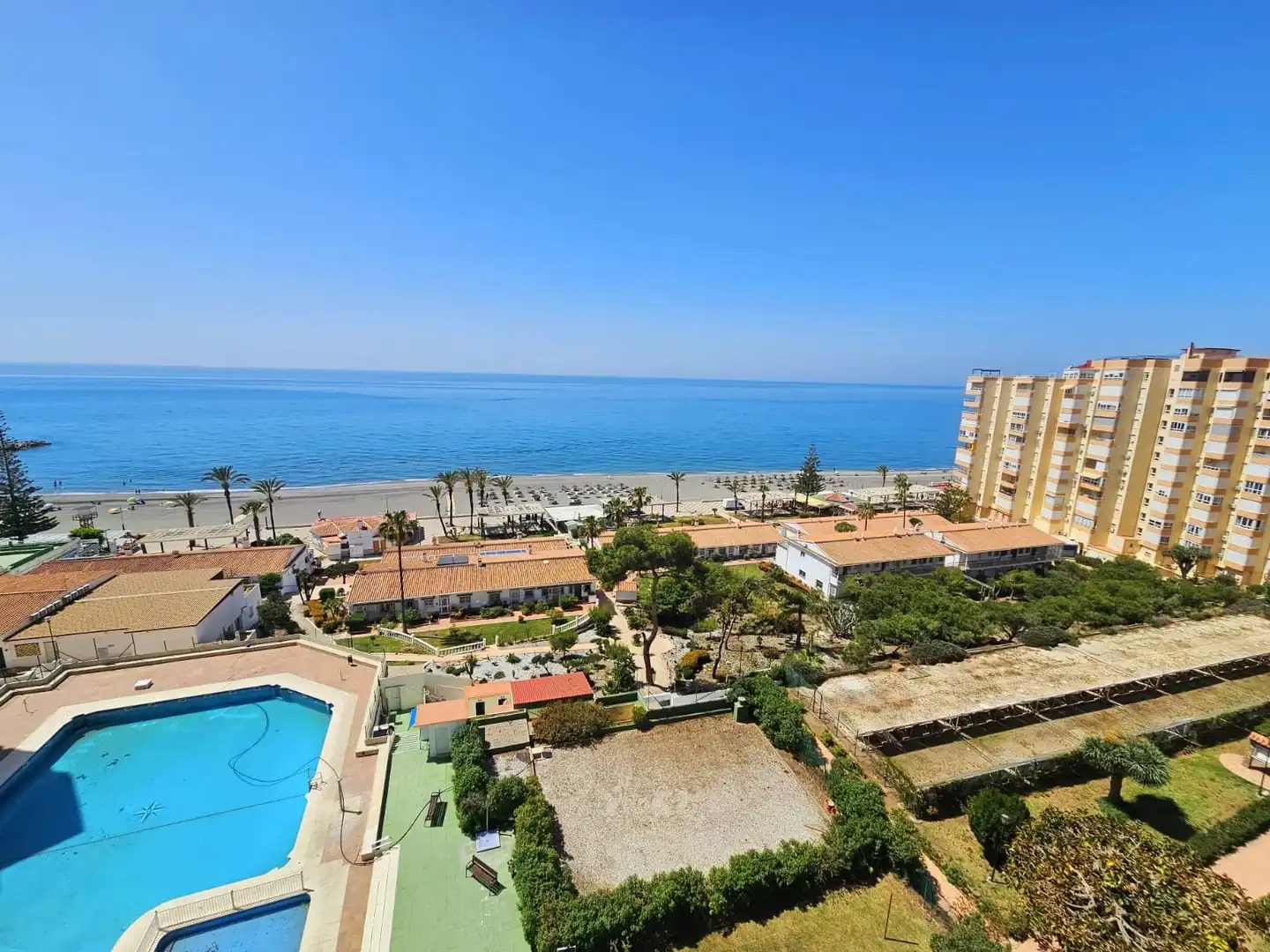 Habitación de Apartamento en venta en Torrox con Amueblado y Piscina comunitaria