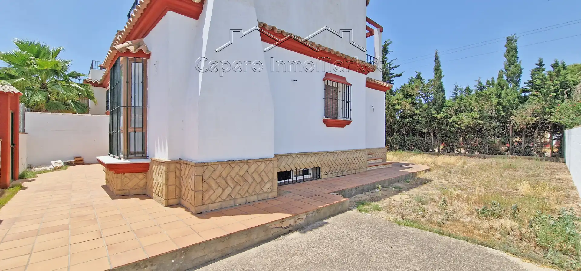 Außenansicht von Einfamilien-Reihenhaus zum Verkauf in El Puerto de Santa María mit Privatgarten und Balkon