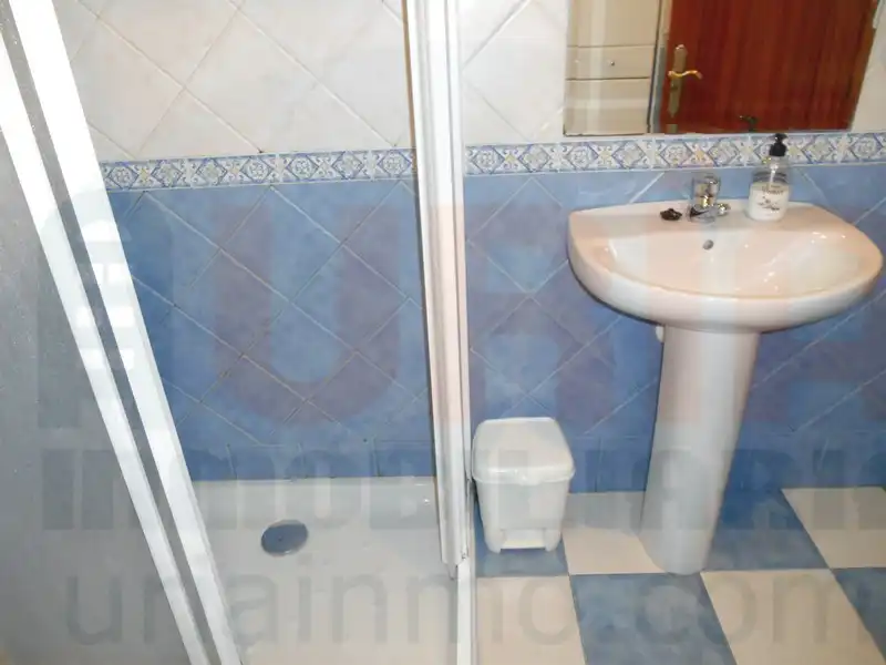 Baño de Piso en venta en Oviedo  con Calefacción, Trastero y Amueblado