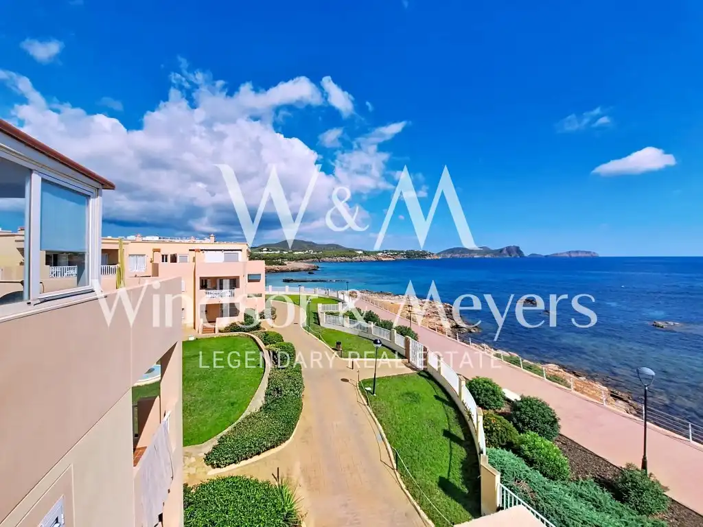 Vista exterior de Apartamento en venta en Santa Eulària des Riu con Aire acondicionado, Amueblado y Piscina comunitaria