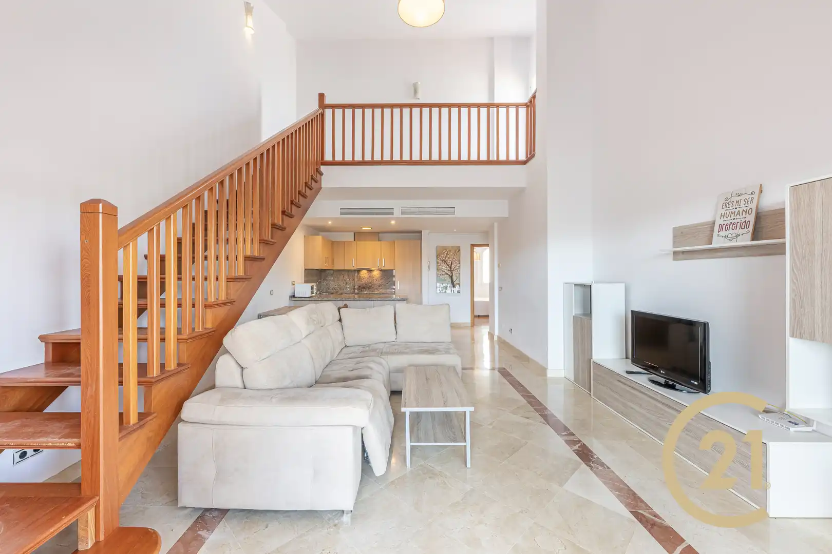 Sala d'estar de Dúplex en venda en Estepona amb Aire condicionat, Terrassa i Moblat